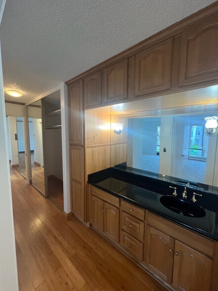 Building Photo - 2 Commodore Dr