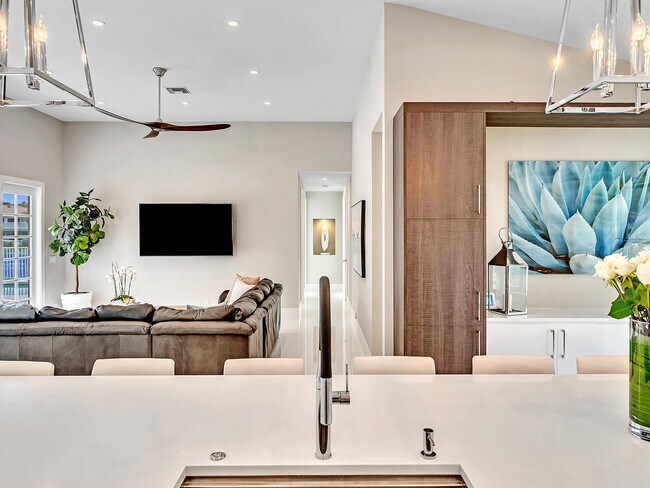Building Photo - 2788 Hampton Cir W