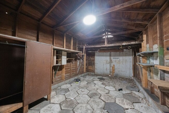 Building Photo - Spacious 2bdrm/1bath home with detached ga...