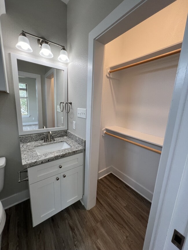 Building Photo - 308 Poplar St