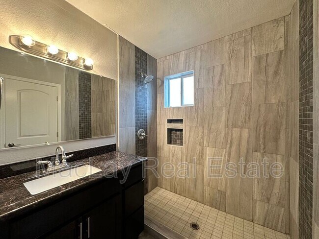 Building Photo - 1802 E Hubbell St