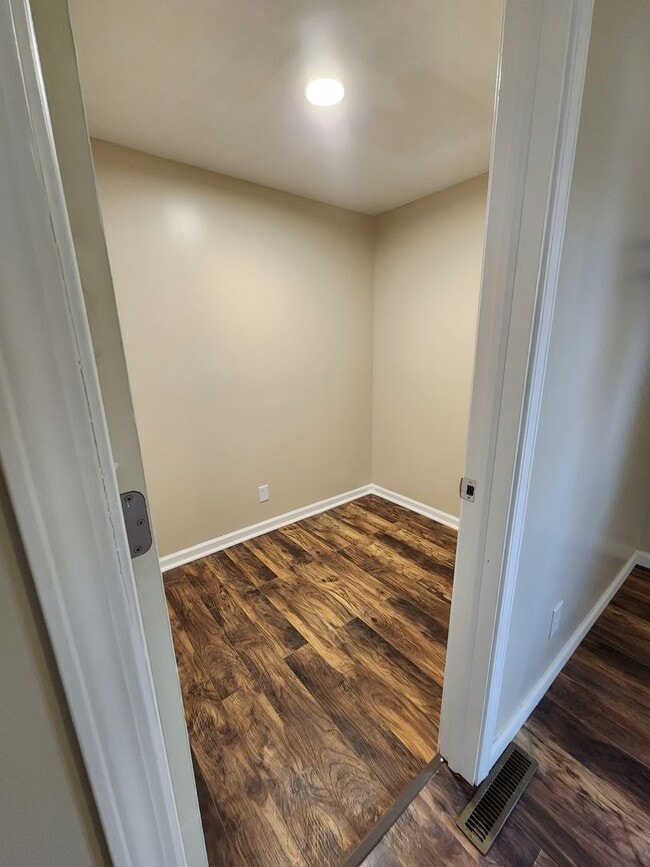 Building Photo - Updated 3 Bedroom Ranch style home