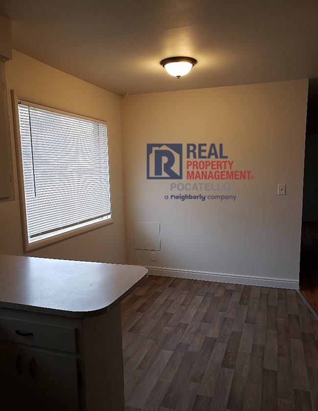 Building Photo - 3 Bedroom 1 Bath Home - 1 car garage - PET...