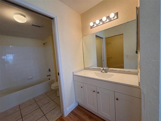Building Photo - 13827 Fairway Island Dr