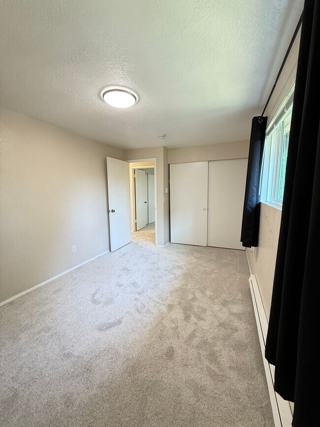 Building Photo - Updated 2BR Townhome with Fenced Yard & Ga...
