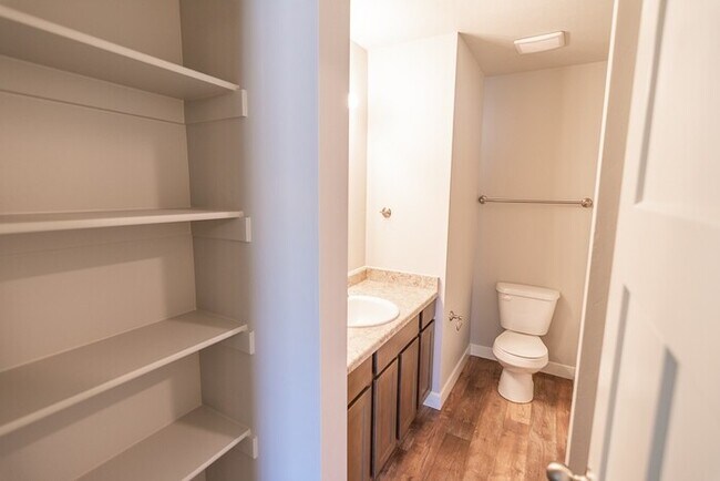Building Photo - Beautiful Bridgestone Crossing Townhome