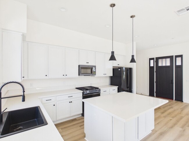 Building Photo - 705 Passion Ct