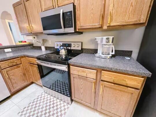 Building Photo - 302 NE Greenbrier Ave