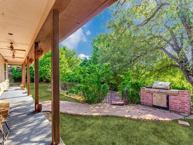Building Photo - 412 Oakmont Ln N