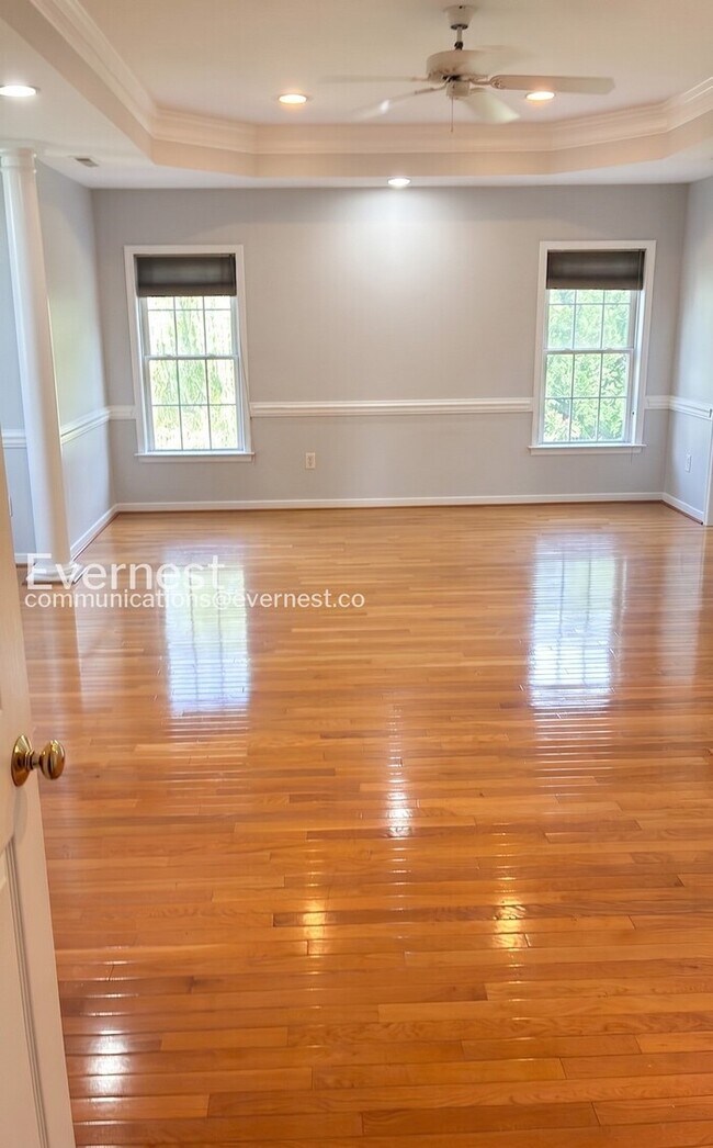 Building Photo - 6 Bed/4 Bath Home with Modern Amenities / Available Now!