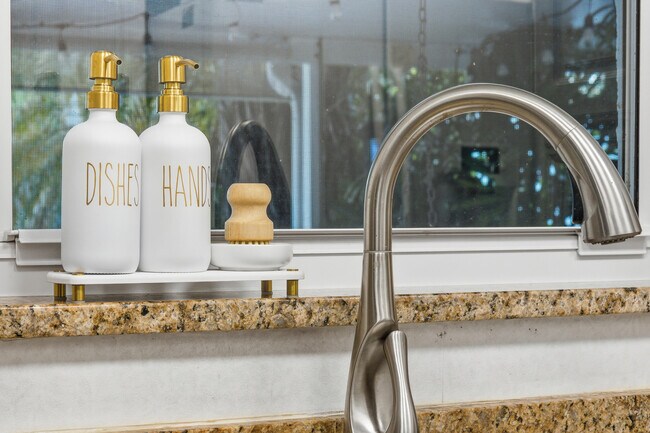 Building Photo - 1905 Meadow Ct