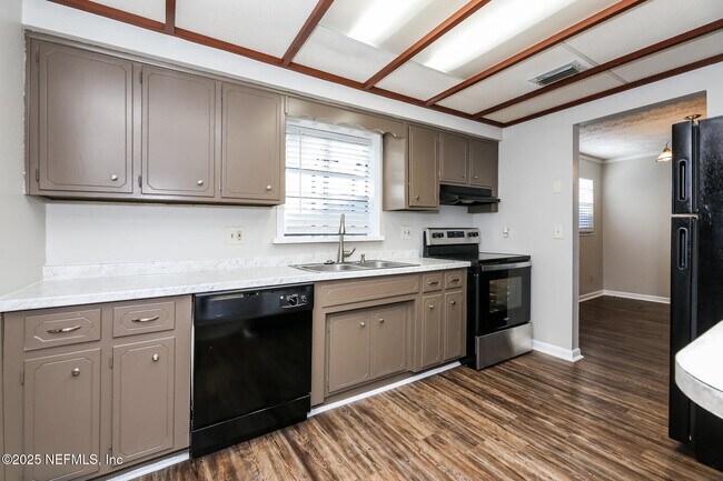 Building Photo - 10962 Luana Dr N