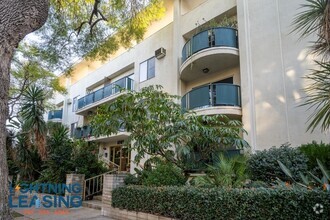 Building Photo - Spacious and Sunlit One-Bedroom Home Offer...