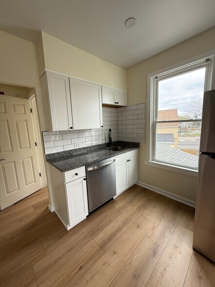 Building Photo - 80 Gladstone St