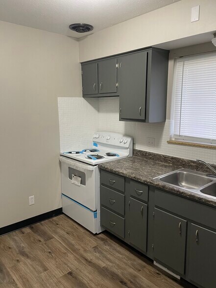 Building Photo - 1616 Maxen Dr