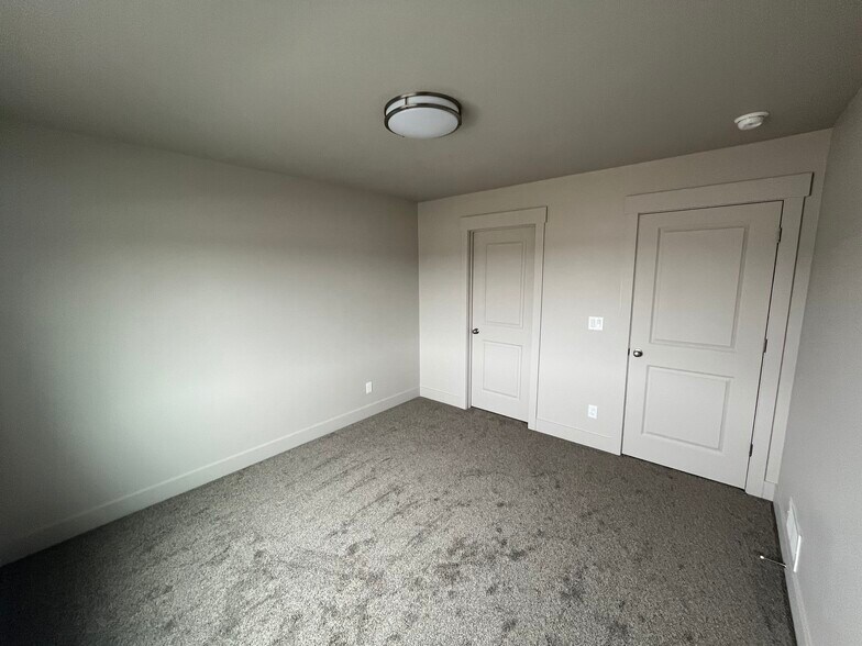 Building Photo - 548 Aspen Ave