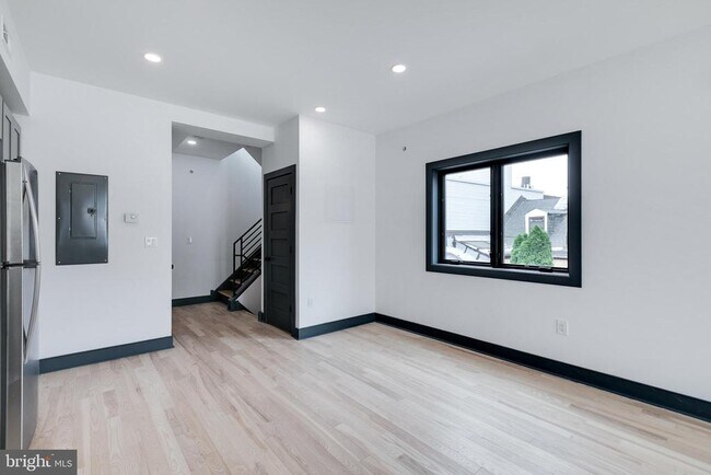 Building Photo - 555 N Lawrence St