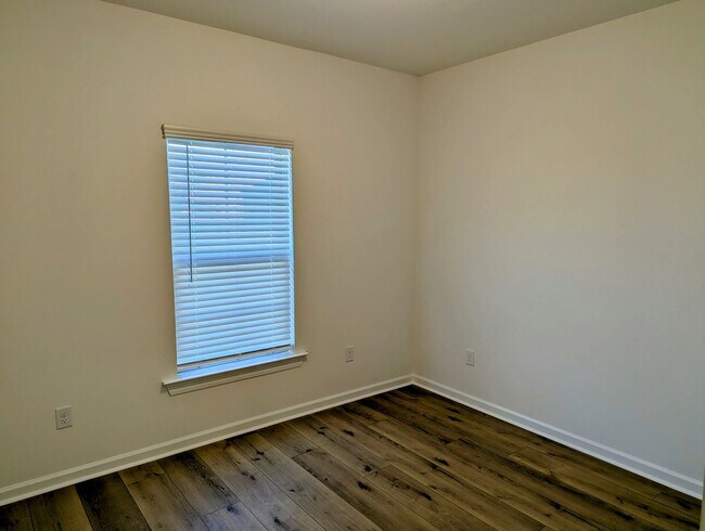 Building Photo - Welcome to Metairie Place!