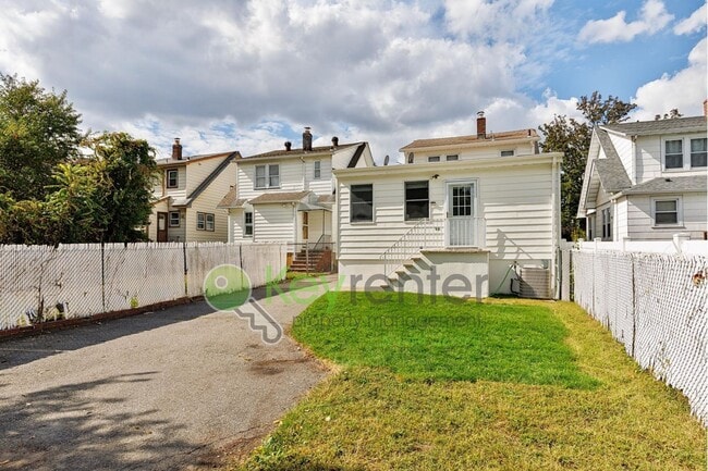 Building Photo - Spacious 3-Bed, 2-Bath First-Floor Unit wi...
