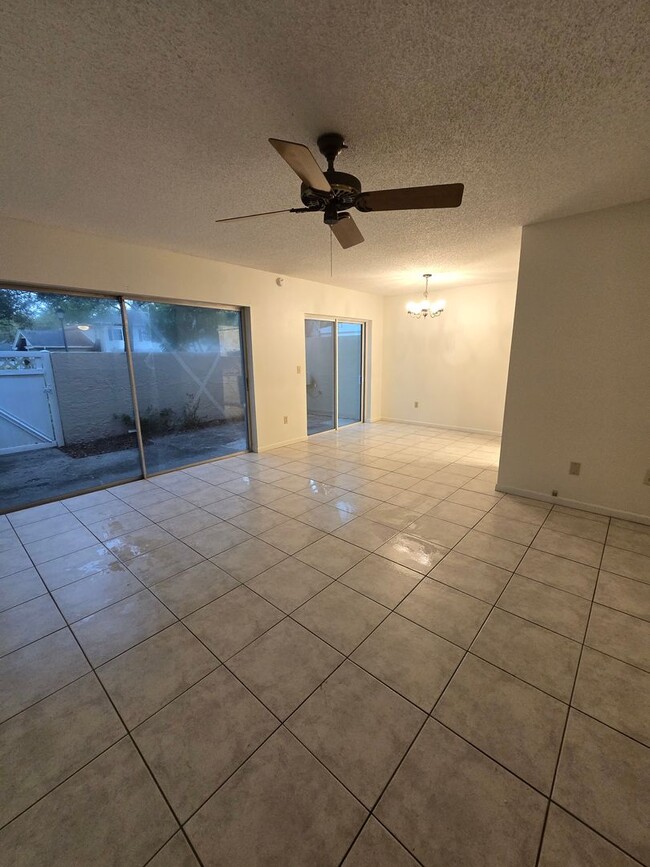 Building Photo - Two Bedroom Condo close to USF
