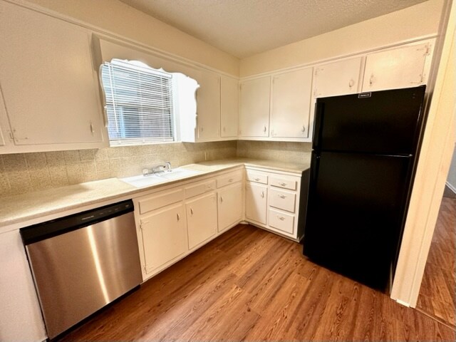 Building Photo - 1400 Royal Oaks Dr