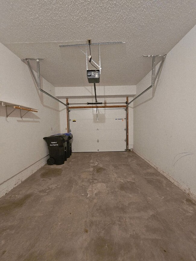 Building Photo - 2 BEDROOM | 1 BATH | SINGLE LEVEL | GARAGE...