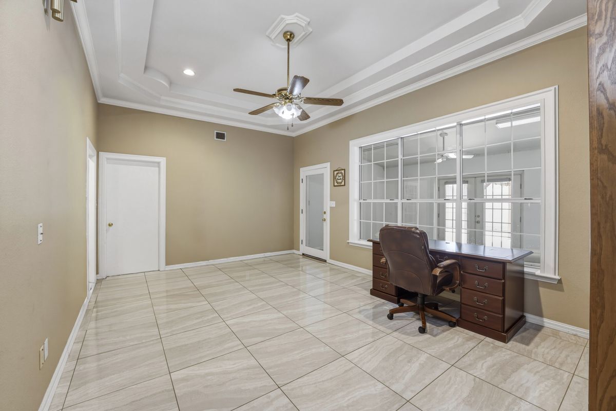 Building Photo - 609 E Cardinal Ave