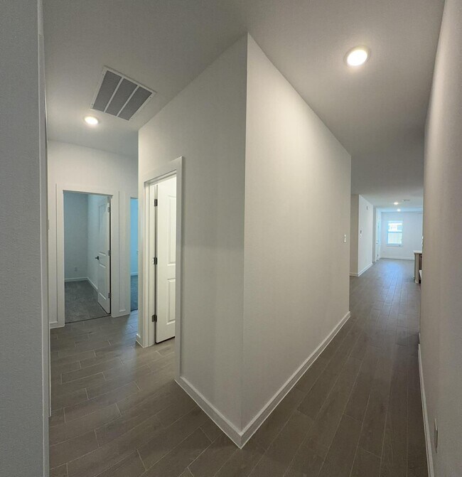 Building Photo - 8338 Bay Oaks Dr