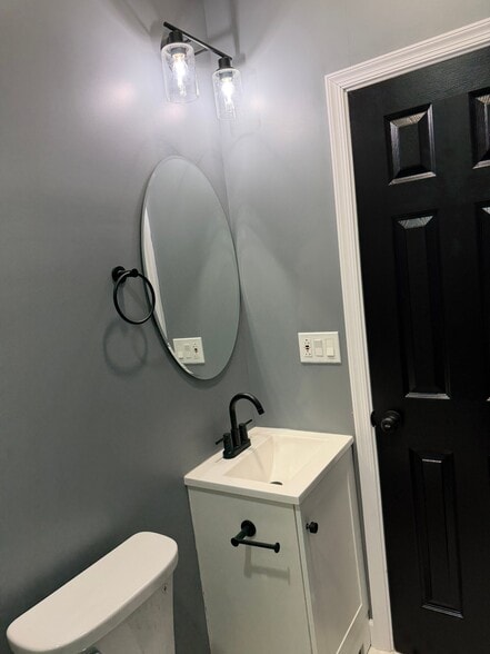 Building Photo - 427 S Augusta Ave