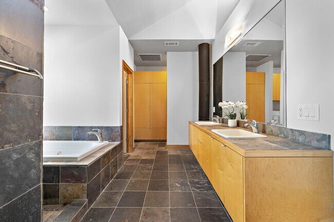 Building Photo - 1414 Rosewood St