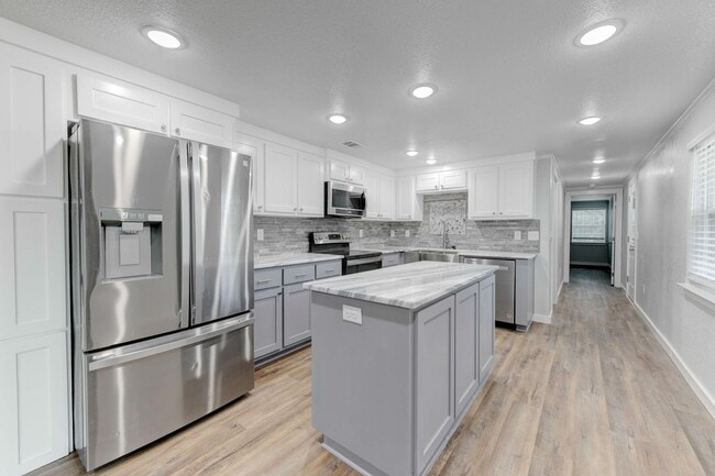 Building Photo - Available NOW!!!! Beautiful 1 story, 3 bedroom, 2 bath home.This is exactly what you have been lo...