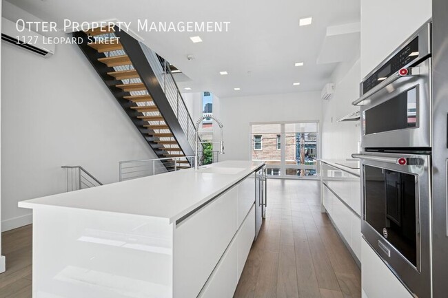 Building Photo - 1127 Leopard St