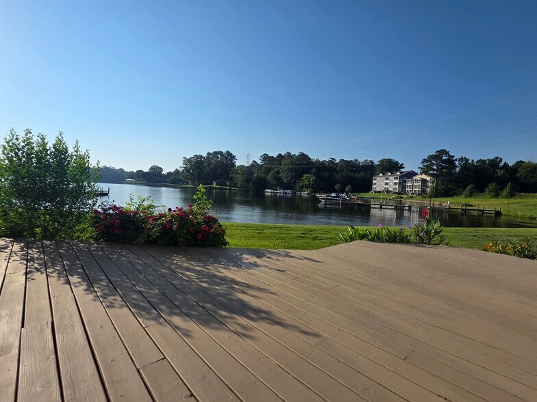 Building Photo - 120 Lake Ridge Dr