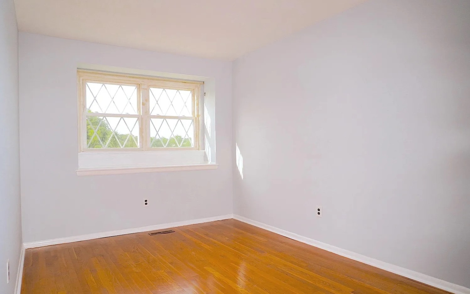 Building Photo - 945 Elm Rd