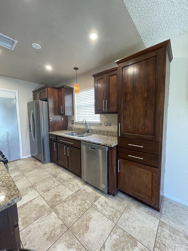 Building Photo - 5432 Thornridge Cir