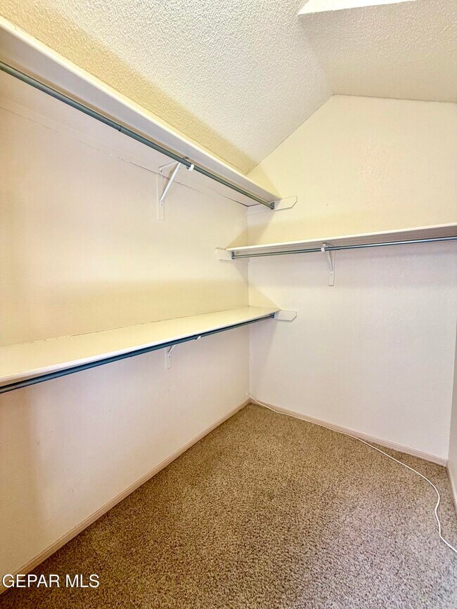 Building Photo - 1013 Via De La Paz Dr