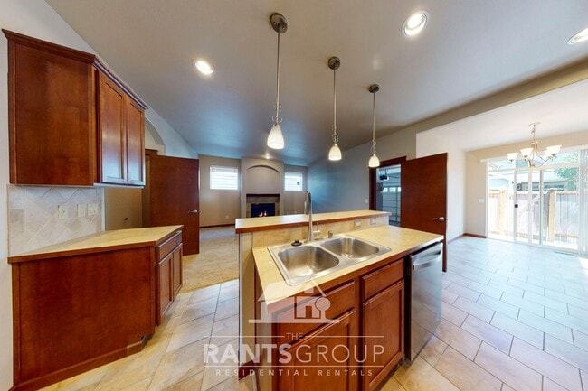 Building Photo - Beautiful Home In Puyallup! Easy JBLM Comm...