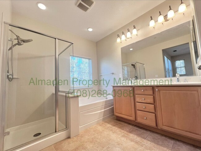 Building Photo - Newer Corner Townhome in Great Location! Central A/C & Pets Negotiable!