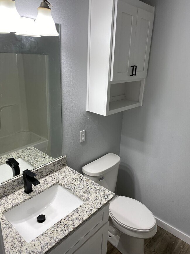Building Photo - School Year Lease! 3 Bedrooms, 2.5 Bathrooms Townhouse near University of Arkansas - 1x Car Garag...