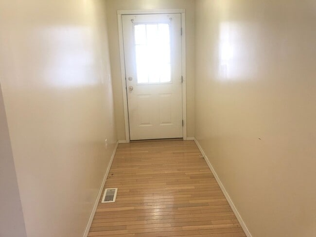 Building Photo - Beautiful 3BR, 2.5 bath townhouse in north Normal. Over 2300 square feet. New carpet throughout. ...