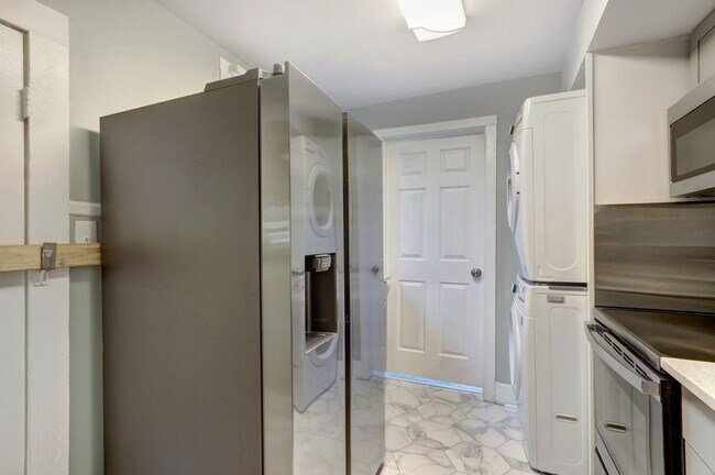 Building Photo - Large Brand New - One Bedroom (2 blocks from Historic Distr.)