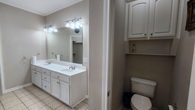 Building Photo - 1024 Heatherwood