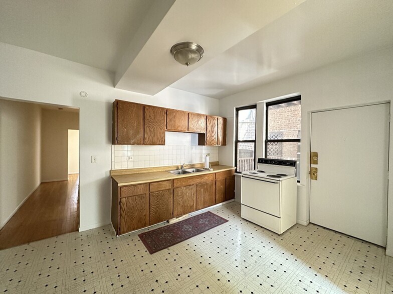 Building Photo - 3147 W Medill Ave