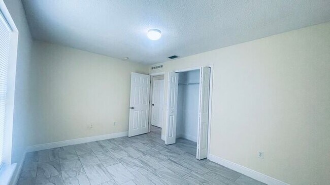Building Photo - 729 Del Rio Way