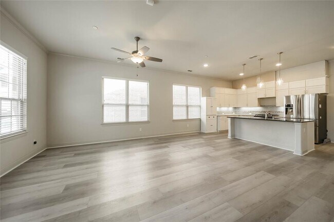 Building Photo - 2745 Troutt Dr