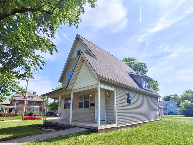 Building Photo - 4 Bed / 2 Full Bath House with Attached Garage — Brand-New Appliances - Built 2006