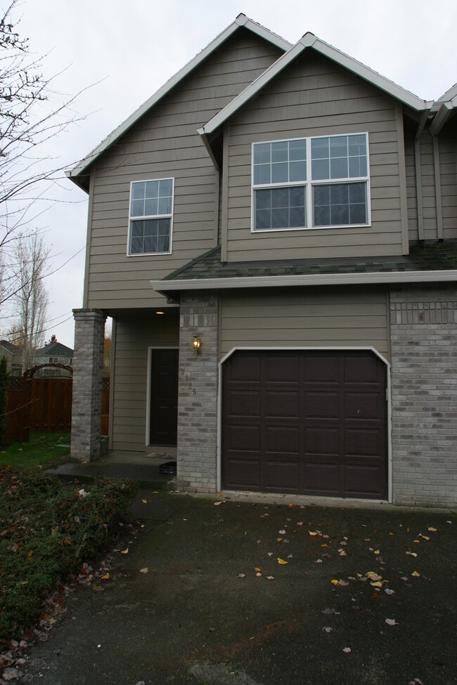 Building Photo - 3125 NE 13th Pl
