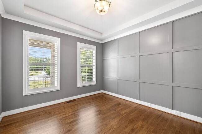 Building Photo - **Luxury 4/4 with Fenced in Yard**