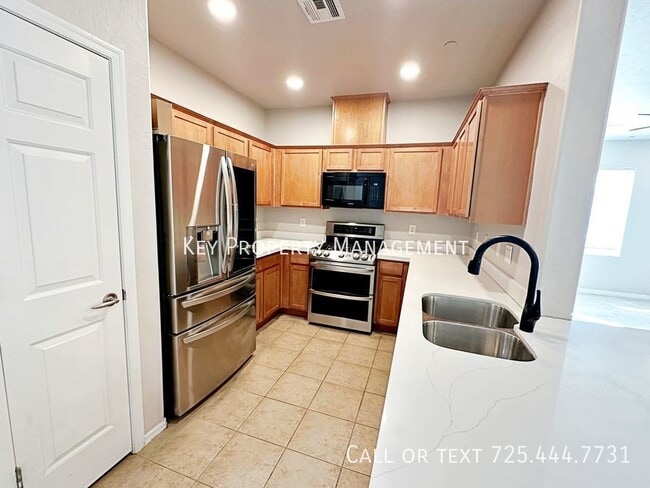 Building Photo - 3 BEDROOM 2 BATH 2 CAR GARAGE CONDO IN GAT...