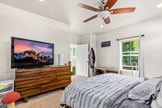 Building Photo - Beautiful & centrally located Whitefish Home